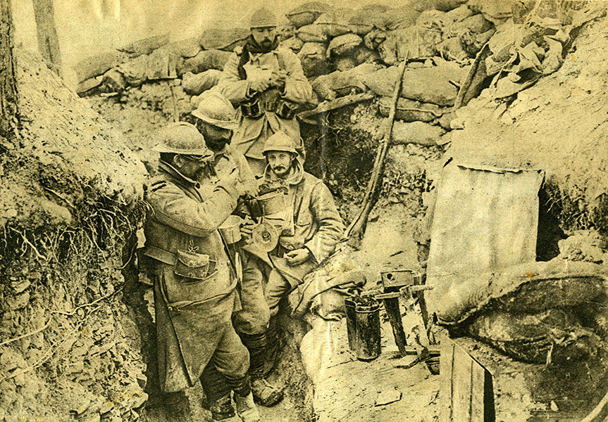 Soldats francesos menjant en una trinxera