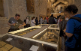 Visita a la catedral de Tortosa. Abans d'entrar a la sala del cor, el guia mostra alguns objectes conservats