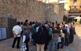 Els assistents a la 'Ruta del 1714' aturats davant la muralla de Mataró