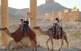 Passeig en camell entre les columnes de Palmira