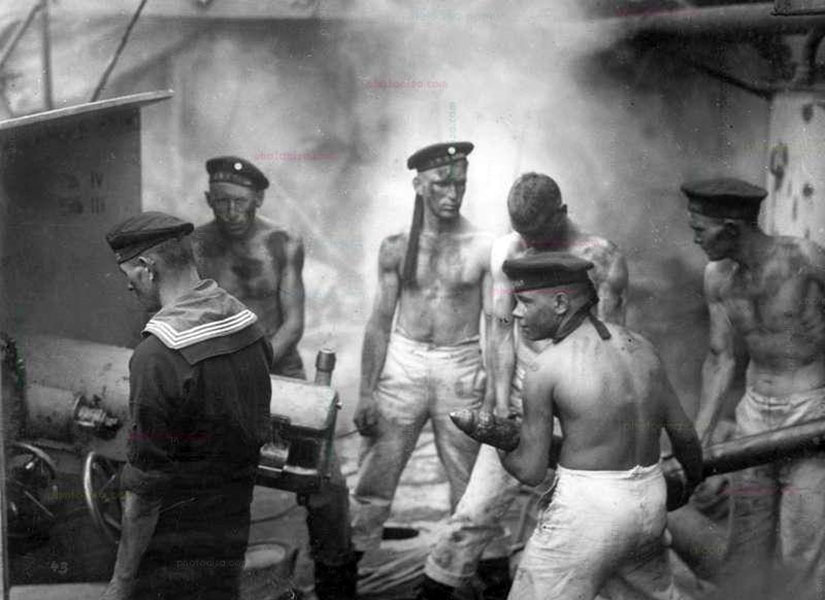 Mariners d'un cuirassat lleuger alemany durant un combat contra la flota britànica