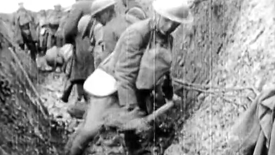Escenes de la guerra: 'Doughboys' nord-americans cavant una trinxera, soldats afaitant-se a un búnquer, d'altres fent cua per menjar i d'altres, descansant