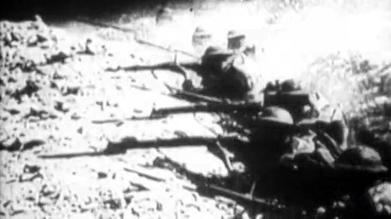 Escenes de la guerra: soldats disparant, corrent a les trinxeres, protegint-se de les explosions mentre els cau una pluja de fang i avançant al camp de batalla