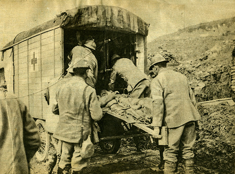 Una ambulància francesa s'emporta un ferit durant la batalla de Verdun