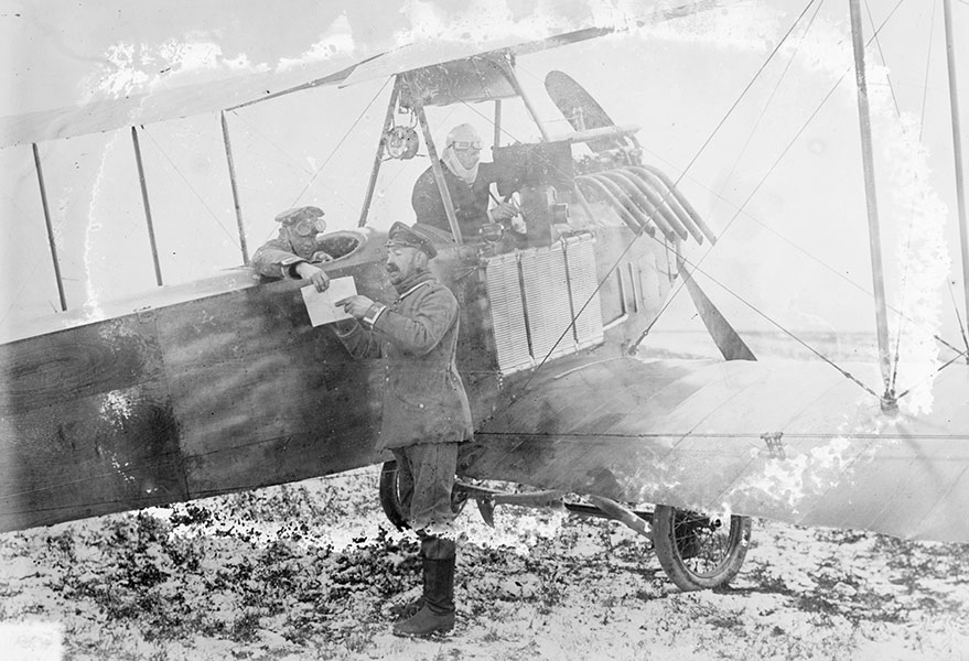 Aviador alemany rebent ordres abans d'enlairar-se